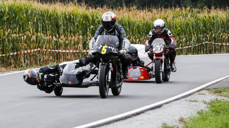 Dreiecksrennen in Klasse 7: Hier sind Thomas Weller und Kathrin Koalick aus Drebkau auf ihrer RTK Yamaha mit 350 ccm zu sehen.