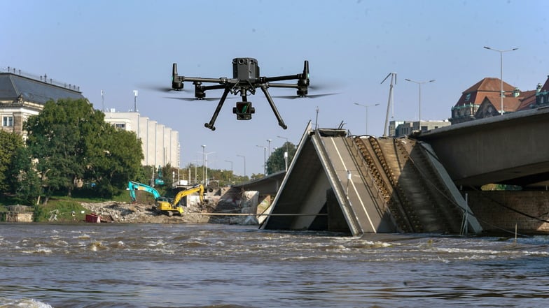 Mit Drohnen wird der Wasserspiegel der Elbe in Dresden untersucht. Hauptaugenmerk ist der eingestürzte Zug C der Carolabrücke.