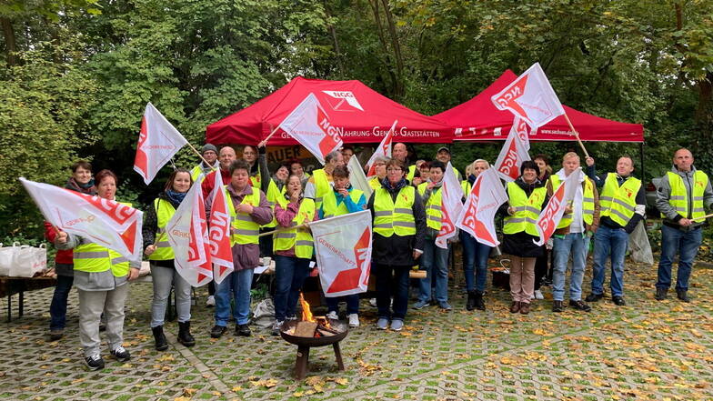 Knapp 30 Mitarbeiter des Kesselsdorfer Essensanbieters Vielfaltmenü GmbH (vormals Sodexo SCS) streikten am Mittwoch für bessere Gehälter.