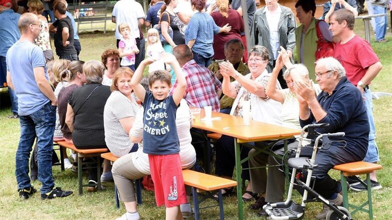 Ausgelassene Stimmung bei den Parkfest-Besuchern in Förstgen. Jede Altersgruppe kommt an diesem Tag auf ihre Kosten.