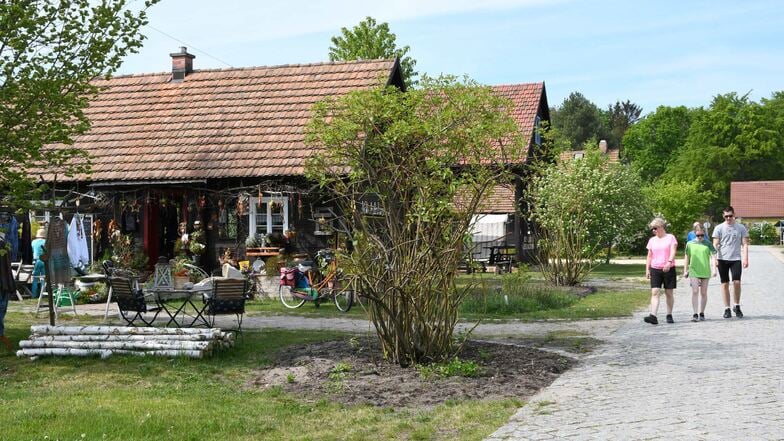 Die Erlichthof-Siedlung Rietschen eint umgesetzte, denkmalgeschützte Schrotholzhäuser der Region, erhält diese verschwundene Bauweise und Architektur damit der Nachwelt. Durch die Belebung der Häuser mit traditionellem Handwerk, Gastronomie, Ferienwohnung