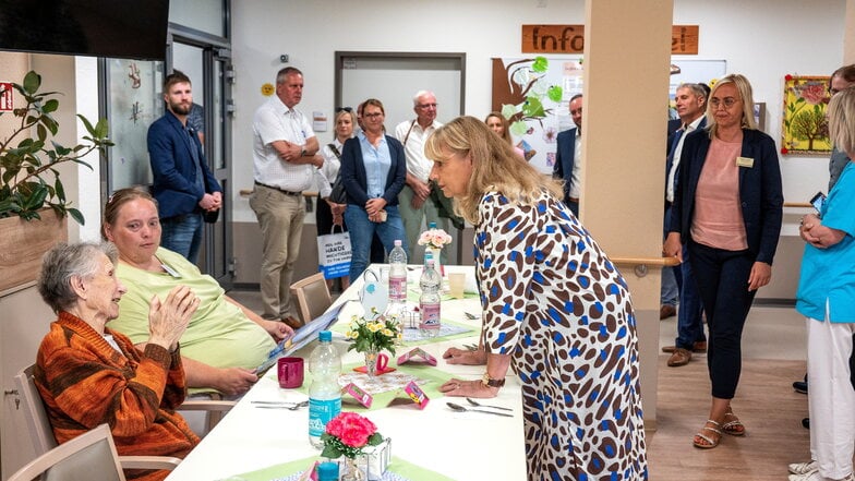 Sachsens Gesundheitsministerin Petra Köpping suchte während eines Rundganges immer wieder das Gespräch mit Heimbewohnern.