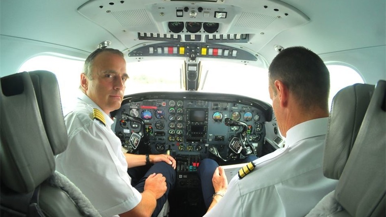 Flugkapitän Peter Wanzeck (links) und sein Co-Pilot bringen vier Ärzte der Universitätsklinik Antwerpen so schnell wie möglich zurück nach Belgien. Jede Minute zählt.