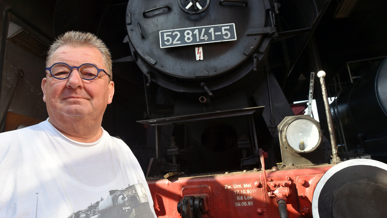Osef-Chef Alfred Simm und die Dampflok der Baureihe 52, die gerade in Meiningen wieder flott gemacht wird.