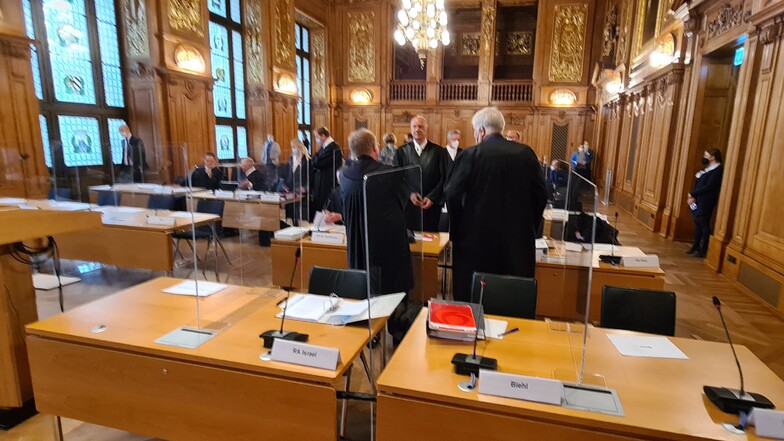 Kurz vor Beginn der Revisionsverhandlung über das Infinus-Urteil beraten sich einige Anwälte im großen Saal des Bundesverwaltungsgerichts in Leipzig.
