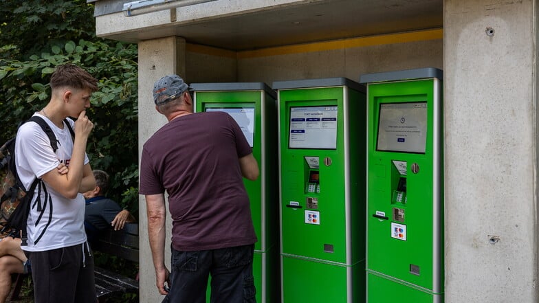 Die Kennzeichen werden zwar gescannt, an den neuen Automaten ist davon aber nichts zu sehen. Sie arbeiten wie herkömmliche Ticketautomaten.