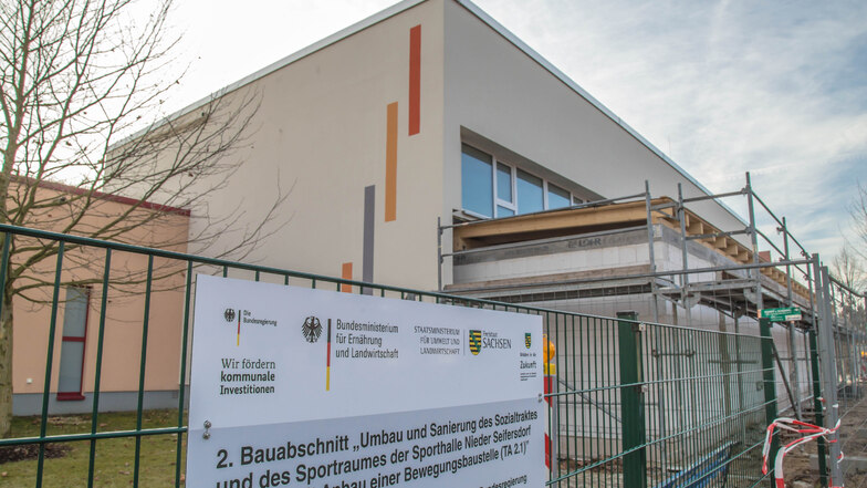 Eine Baustelle voraussichtlich bis zum Ende des Jahres ist die Turnhalle an der Grundschule in Nieder Seifersdorf