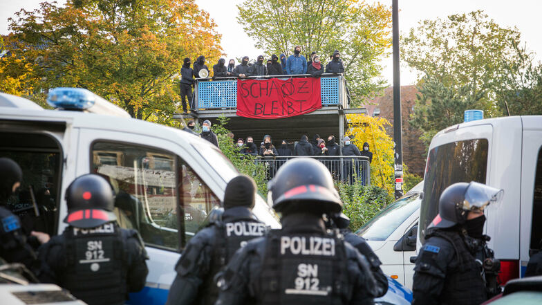 Auf dem Spielplatz gegenüber verfolgten Sympathisanten das Geschehen, als die Polizei eine Hausbesetzung in der Schanzenstraße in Dresden beendete.