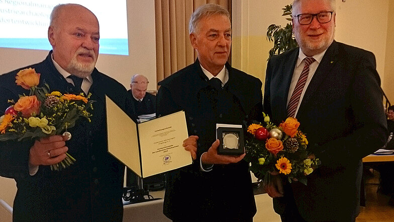 Volker Uhlig, Vorsitzender des Fördervereins Montanregion sowie sein Stellvertreter Helmuth Albrecht haben die Verdienstmedaille aus den Händen von Landrat Matthias Damm entgegengenommen.