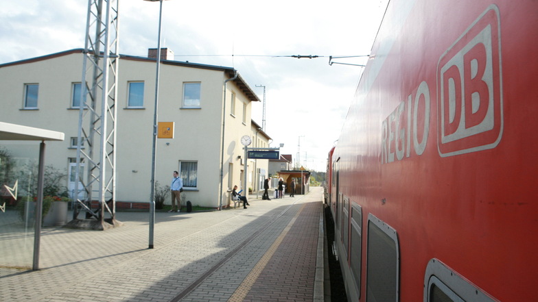Fast zwei Tage lang hielten in Elsterwerda keine Fernverkehrszüge. Jetzt ist die Strecke Dresden-Berlin wieder frei.
