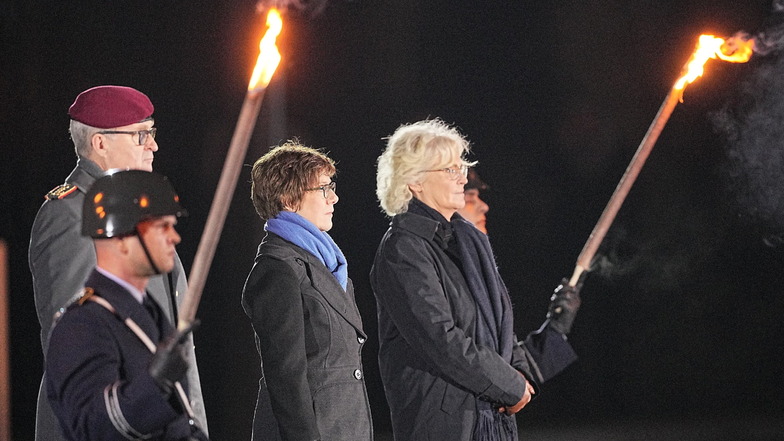 Annegret Kramp-Karrenbauer (CDU, 3.v.l) neben Eberhard Zorn (2.v.l), Generalinspekteur der Bundeswehr und Christine Lambrecht (SPD), Verteidigungsministerin.