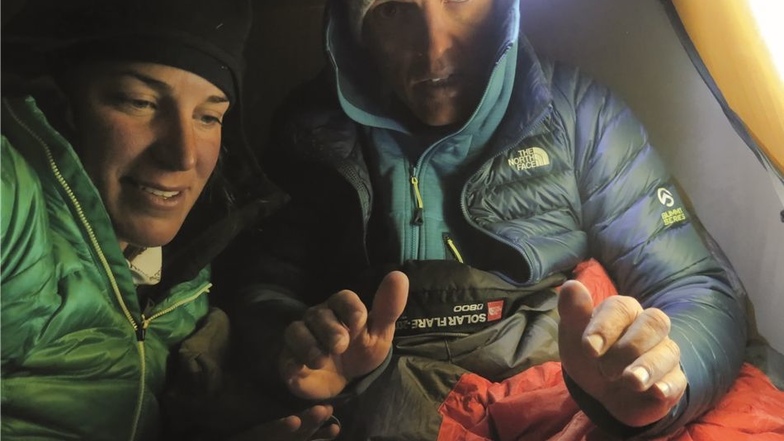 Platz ist im kleinsten Zelt und seelenverwandt sind sie auch: Simone Moro und Tamara Lunger im Lager2 am Nanga Parbat auf 6100 Metern.