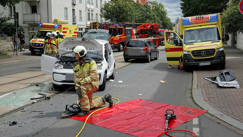 Die Fahrerin des weißen Wagens muss nach dem Unfall in Dresden-Löbtau von der Feuerwehr aus ihrem Fahrzeug gerettet werden.