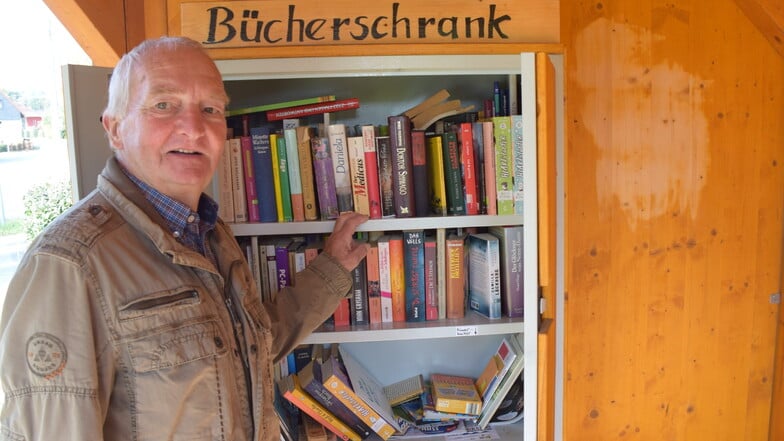 Wolfgang Hübner hat an der Haltestelle mit dem Bücherschrank kürzlich Schmierereien entfernt. Die Flecken will er noch ausbessern.