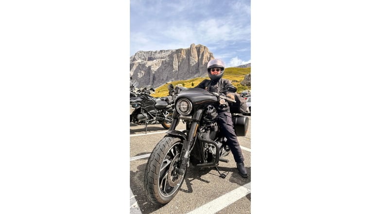 Autorin Katrin Saft mit ihrer Sport Glide auf Tour durch die Dolomiten.