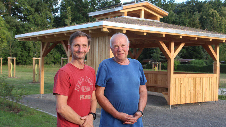 Vereinschef Alexander Golchert (l.) und Kassenwart Lothar Socke vom Heimatverein Spreewiese freuen sich über die neue Wander- und Radfahrerhütte am Dorfplatz. Sie kommt Touristen und Einheimischen gleichermaßen zugute.