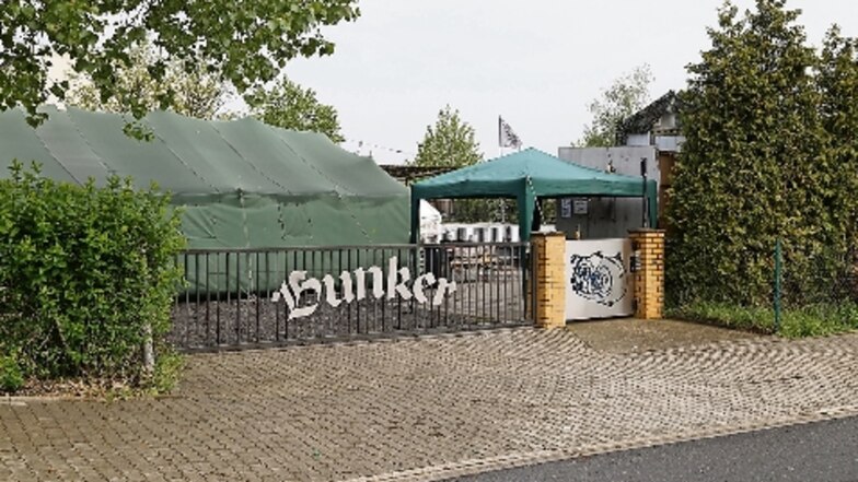 Der Bunker in Nünchritz wird gern von jungen Leuten zum Feiern angemietet. Eine dieser Partys fand im März 2018 aber ein jähes Ende, als am Friedrich-von-Heyden-Platz Bauarbeiter mit ihrem Auto für Furore sorgten.