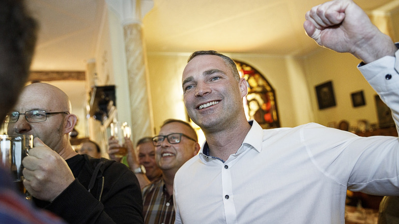 Er hat im Wirtshaus ,Zur Altstadt’ in der Elisabethstraße allen Grund zur Freunde: AfD-Kandidat Sebastian Wippel liegt im ersten Wahlgang der OB-Wahl vorn.