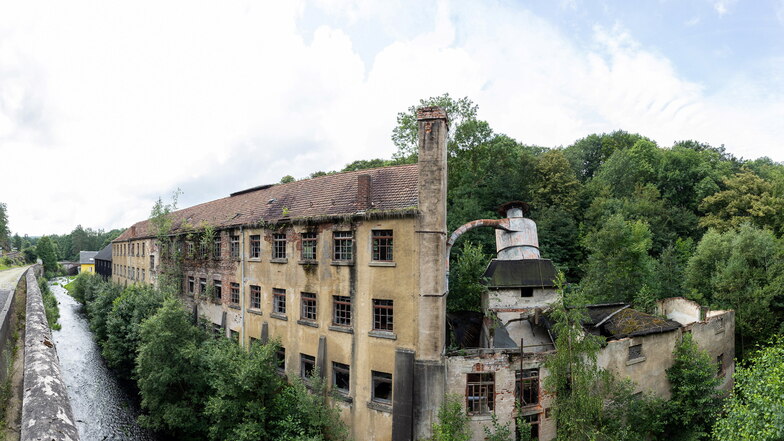 Direkt an der Roten Weißeritz steht die ehemalige Möbelfabrik in Seifersdorf. Hier schlagen die Stadtentwickler einen Abriss als Ausgleich für andere Baumaßnahmen vor.