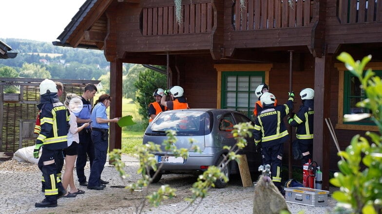 Fahrerin nach Unfall an Holzhaus in Neukirch/Lausitz schwer verletzt
