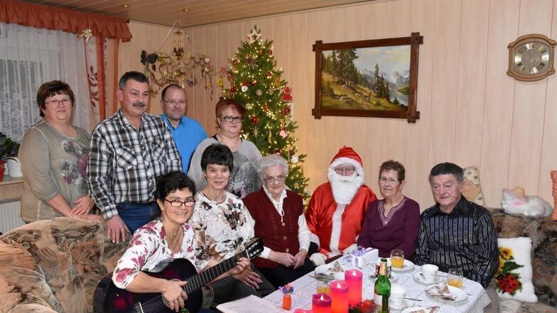 Anke, Andreas, Annette, Eckhardt, Angela, Daniela, Oma Wally, der Weihnachtsmann, Gisela und Siegfried (von links nach rechts) rutschten fürs Foto zusammen.