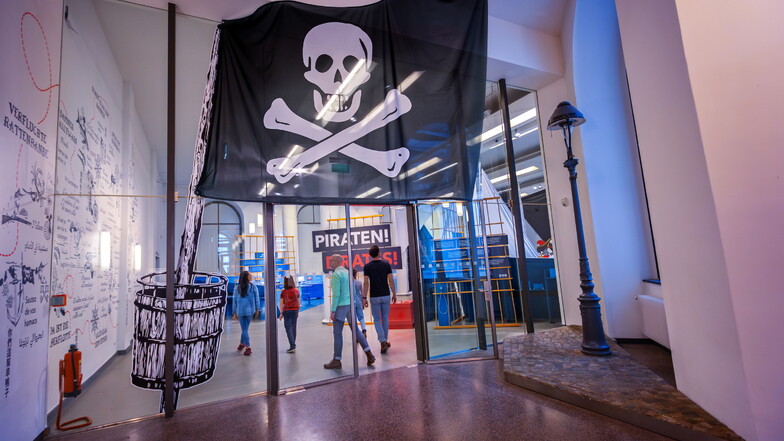 Weltreise über die Meere und segeln unter der Totenkopfflagge: Das Dresdner Verkehrsmuseum erzählt in seiner neuen Sonderausstellung die Geschichte der Piraterie.