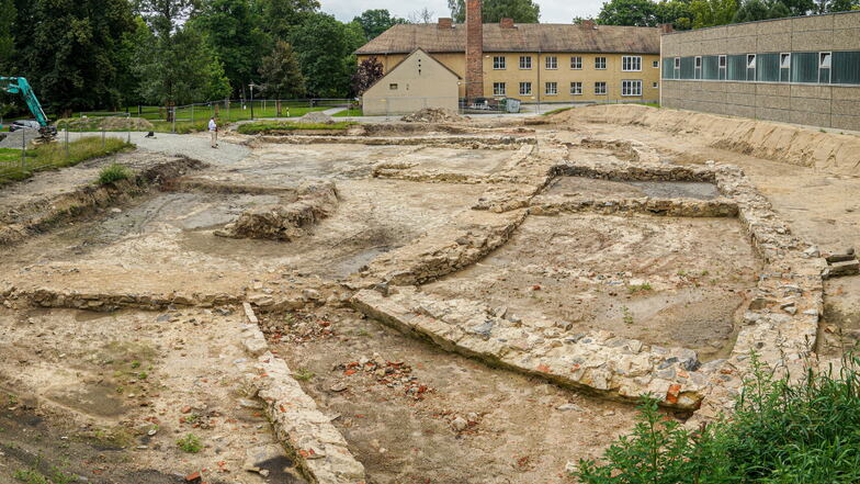 Blick in die Vergangenheit: Bei Bauarbeiten zum Neubau einer Sporthalle wurden in Baruth die Fundamente des ehemaligen Schlosses freigelegt. Sie stammen teilweise aus dem 13.Jahrhundert.