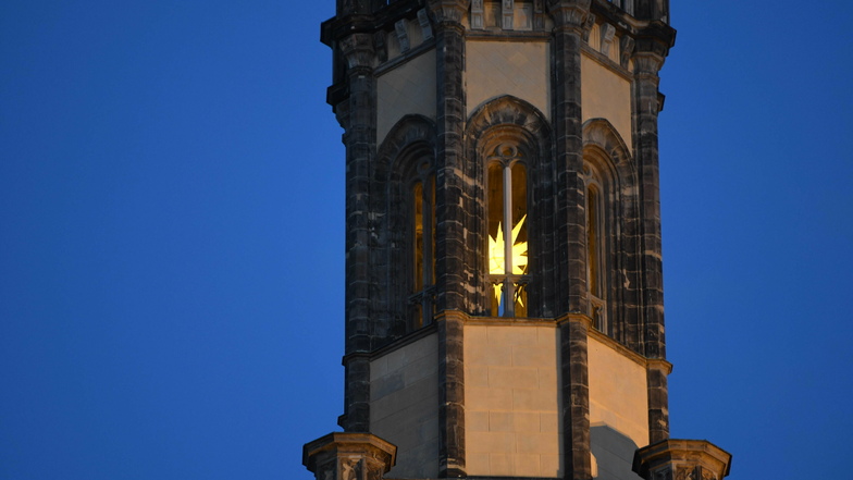 Der neue Stern im Rathaus-Turm aus der Ferne betrachtet.
