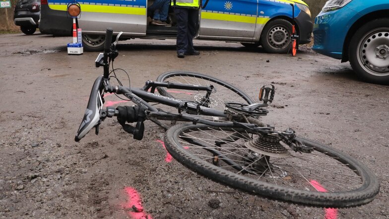 Auto erfasst Radfahrer in Dresden