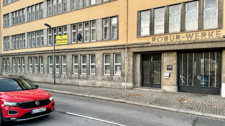 Am Verwaltungs-Gebäude an der Bahnhofstraße hängt seit einem Jahr ein gelbes Plakat mit der Aufschrift "zu verkaufen".