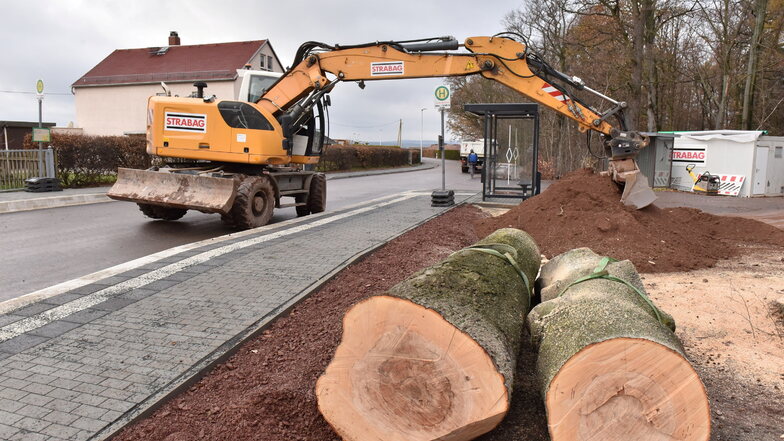 Vorerst letzte Arbeiten an der Ortsdurchfahrt Obernaundorf. Nächste Woche soll das erste Teilstück übergeben werden.
