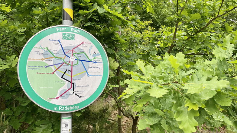 Zahlreich Radrouten führen durch das Rödertal - wie auf dem Schild zu sehen ist, das in Ullersdorf steht.