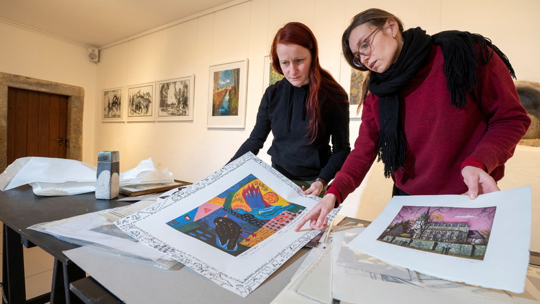 Die Vorbereitungen zur Kunstauktion in der Radebeuler Stadtgalerie laufen auf Hochtouren. Magdalena Pieper (r.) und Beatrice Schürer sichten den Fundus an künstlerischen Arbeiten, von denen ein Teil unter den Hammer kommt.