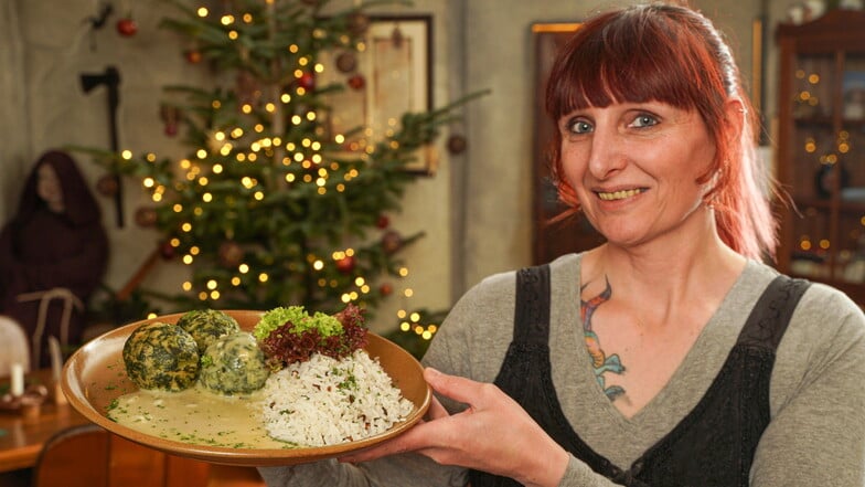 Angelina Görtz serviert im Mönchshof in Bautzen Spinatknödel mit Wildreis und Parmesansauce.