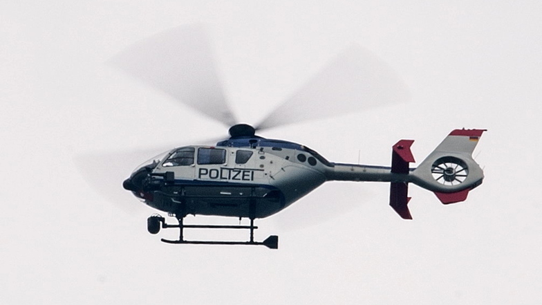 Ein Hubschrauber sucht nach einer vermissten Seniorin in Meißen.