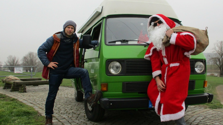 Robert Kaiser (l.) und Weihnachtsmann Peter Heilsberg verteilten Säcke mit Geschenken in Radebeul. Mit der Aktion wollten sie Jugendlichen zeigen, dass beide an sie denken.