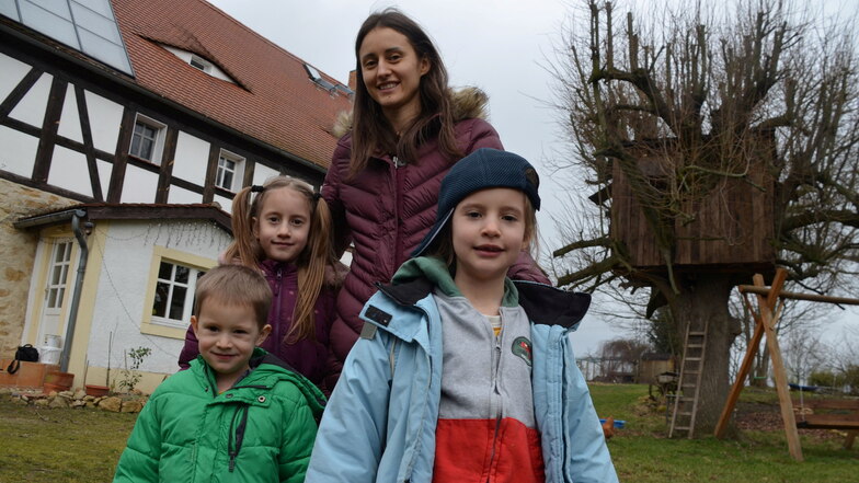Sie wohnen auf einem historischen Vierseithof in Kunnersdorf: Dominika Parzniewska mit ihren Kindern Boris, Helena und Paula.