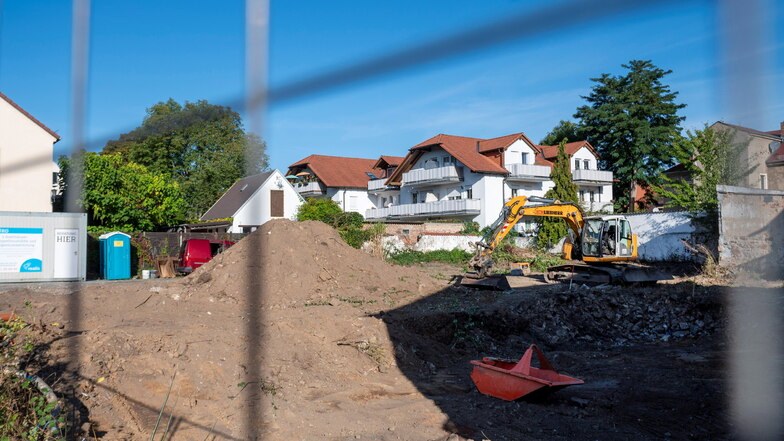 Seit dem Abriss der alten Gebäude zum Jahresbeginn 2019 tat sich auf der Brache Altkötzschenbroda 2-3 nichts. Doch nun wird gebaggert für neue Häuser.