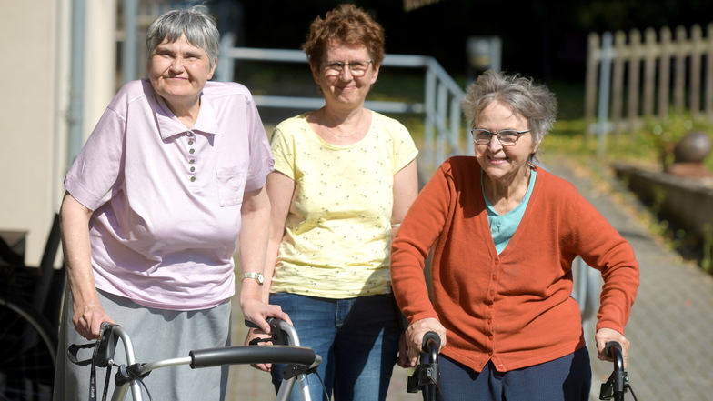 Familie auf Zeit: Katharinenhof-Bewohnerin Andrea, Betreuerin Anke Petschke und Bewohnerin Sieglinde (von rechts) kennen sich seit Jahrzehnten.