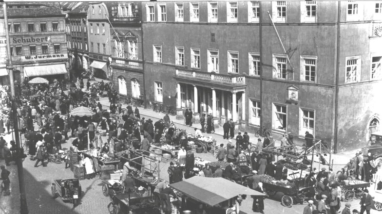 Wochenmarkt vor dem Pirnaer Rathaus um 1930. Am linken Bildrand das Konfektionsgeschäft der Familie Jurmann. Es wurde in der "Kristallnacht" 1938 von der SA demoliert.