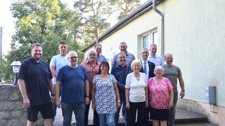 Das ist der neue Lautaer Stadtrat (unten v.l.): Paul Gerasch (CDU), Andreas Weber (CDU), Marlies Heinze (Freie Wähler), Martina Mädler (AfD), Erika Wustmann (Freie Wähler). Mittlere Reihe (v.l.): Walter Stark (Freie Wähler), Jens-Uwe Bohne (AfD), Bürgerme