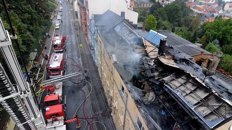 Von oben wird das ganze Ausmaß der Schäden sichtbar, die das Feuer in der Nacht angerichtet hatte. Elf Feuerwehrfahrzeuge aus der Umgebung waren vor Ort.