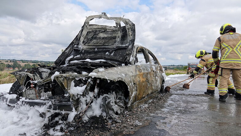 Auf der A4: Auto brennt komplett aus