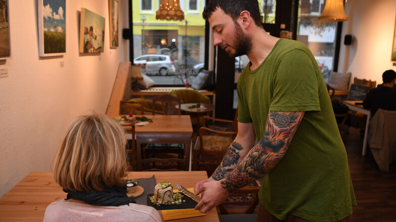 Christian Prinkler im Café Findus hilft, den angemessenen Preis für eine Speise zu finden.