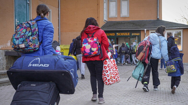 Geflüchtete - das Foto zeigt Menschen aus der Ukraine bei der Ankunft in Schirgiswalde - finden in Bautzen Ansprechpartner künftig an neuer Stelle. Das Quartierbüro zieht um.