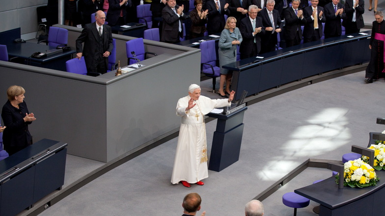 22.09.2011: Papst Benedikt XVI. winkt nach seiner Rede im Deutschen Bundestag.