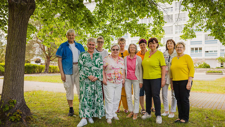 Diese und weitere Menschen sind im Rahmen des Patientenbesuchsdienstes ehrenamtlich im Lausitzer Seenland Klinikum Hoyerswerda tätig.