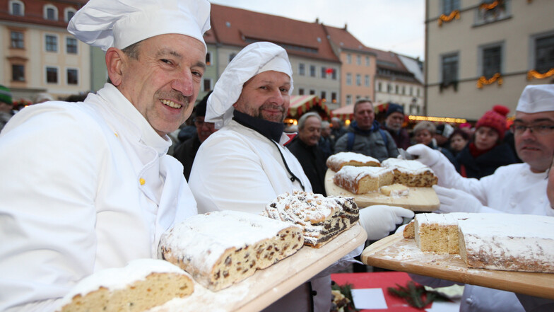 Drei Bäckermeister mit ihrer Ware: Klaus Schietzold aus Maxen, Falk Burkhardt aus Pirna  und Thomas Mehnert aus Dürrröhrsdorf (v.l.nr.).