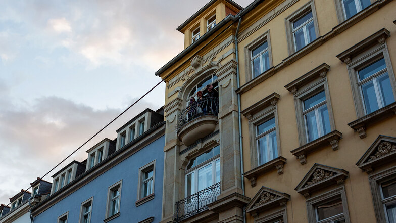 Mit dem Saxofon gegen den Corona-Frust: Auch in der Dresdner Alaunstraße wurde am Sonntag die "Ode an die Freude" gespielt.
