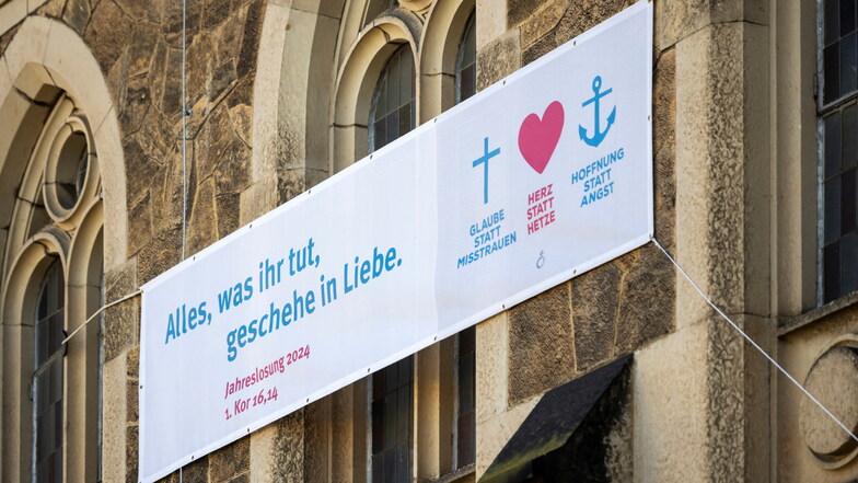 Mit dem Banner wirbt die Friedenskirche für Verständigung und Zusammenhalt.